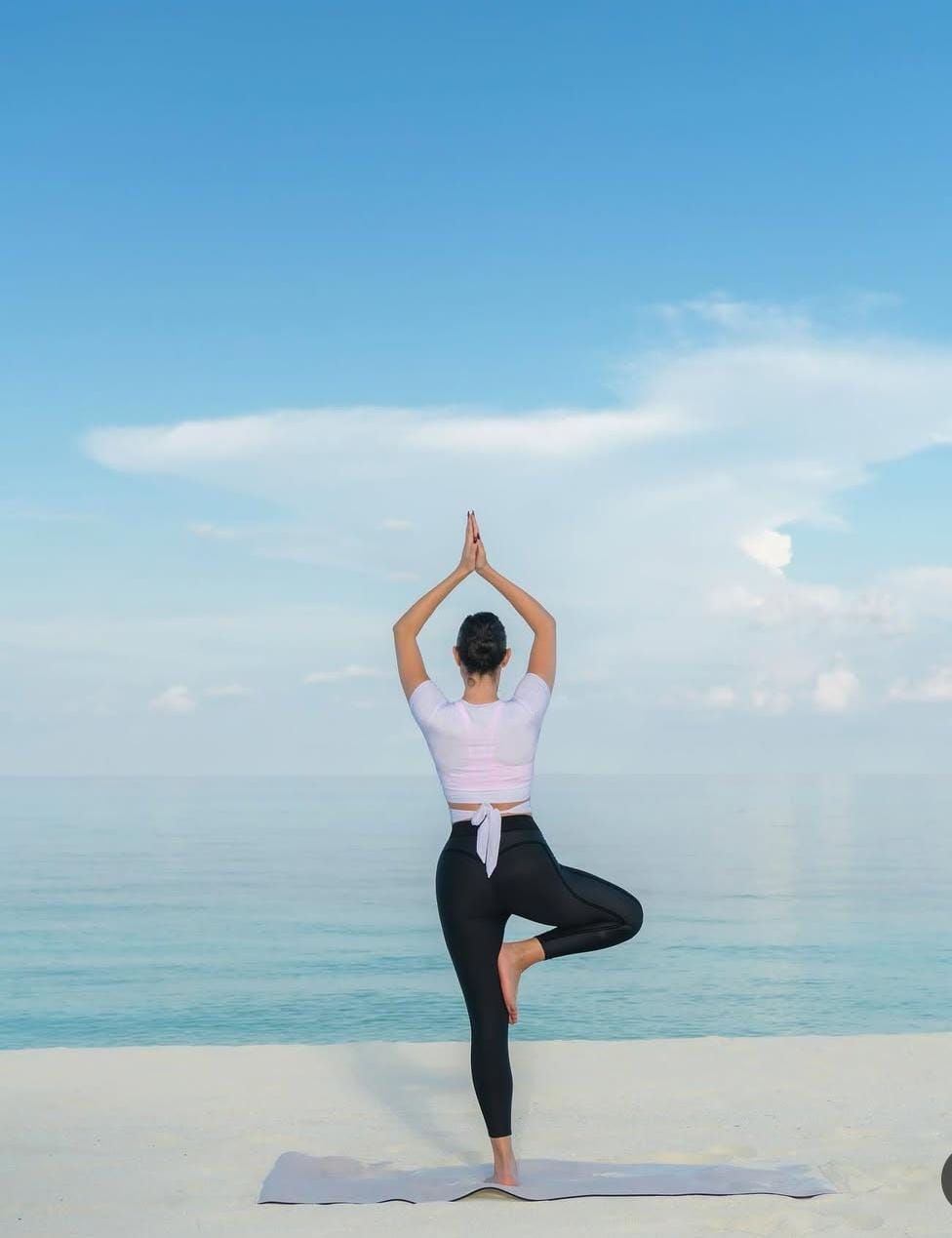 ياسمين صبري تمارس اليوغا في المالديف.. صور