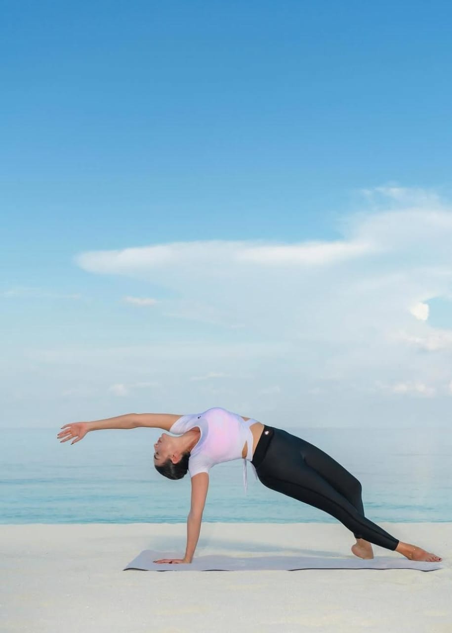 ياسمين صبري تمارس اليوغا في المالديف.. صور