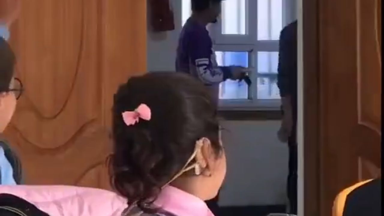 ردة فعل فتاة صماء عند رؤيتها لمعلمها السابق