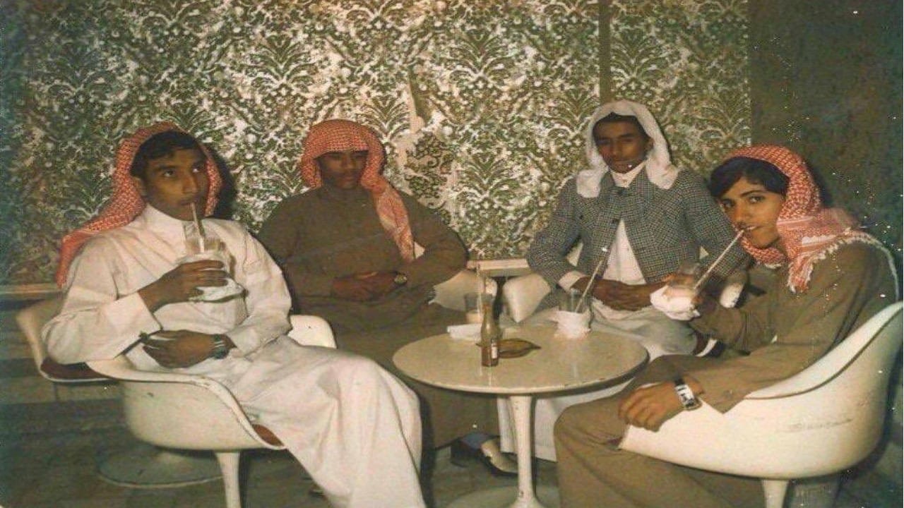 صورة نادرة لمجموعة شباب في بوفيه “أبولو 11” بالرياض