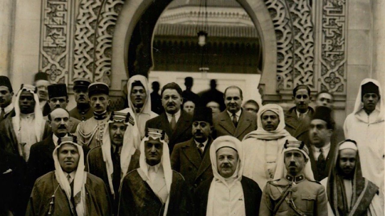 صورة نادرة توثق زيارة الأمير فيصل للمسجد الكبير في باريس