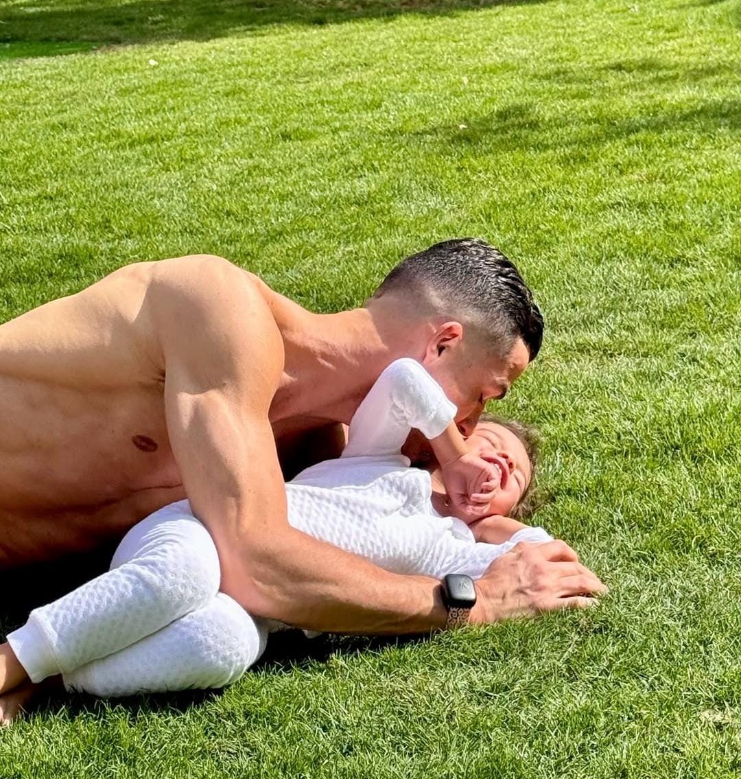 مشهد عفوي لرونالدو مع ابنته بيلا يشعل مواقع التواصل .. فيديو