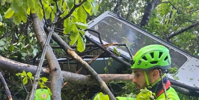 تحطم تلفريك يودي بحياة 4 أشخاص في إيطاليا .. فيديو وصور