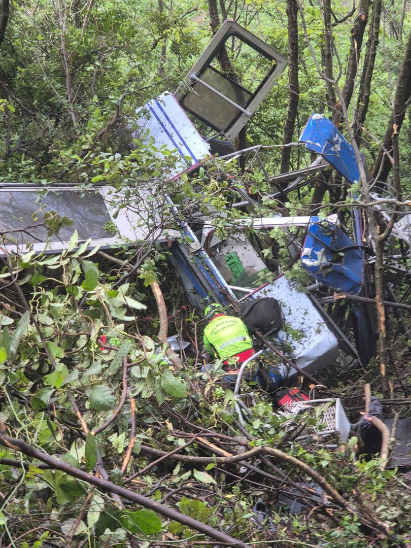 تحطم تلفريك يودي بحياة 4 أشخاص في إيطاليا .. فيديو وصور