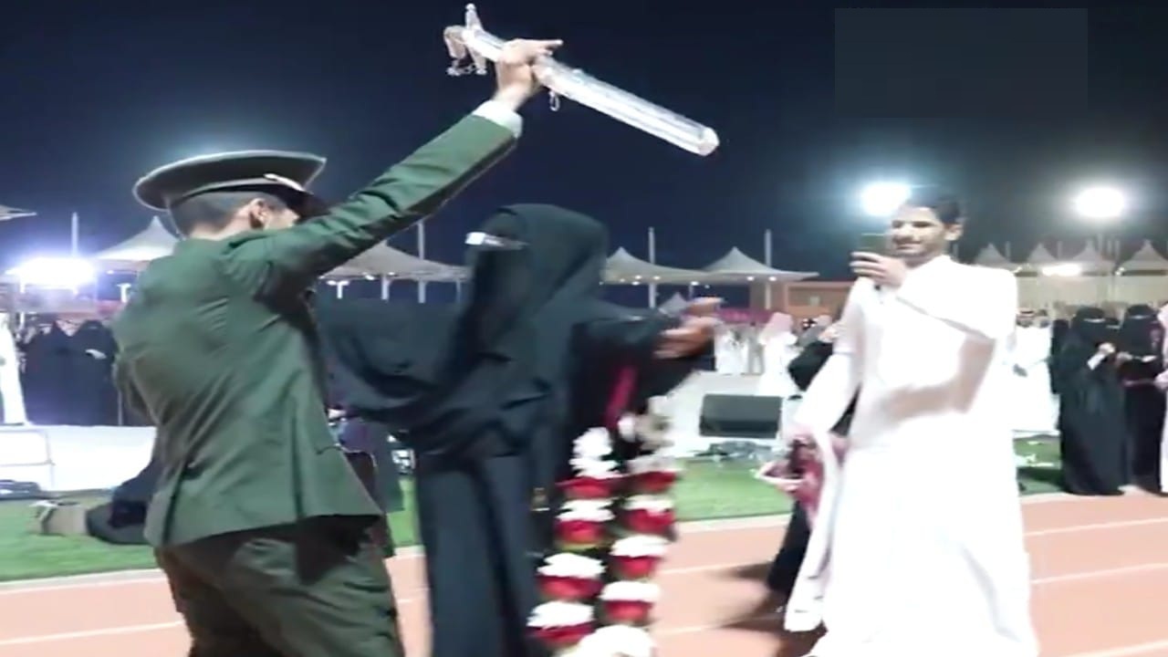 البراء العتيبي يفي بوعده لوالدته يوم تخرّجه من كلية الدفاع الجوي .. قيديو
