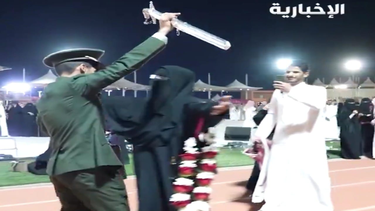 البراء العتيبي يفي بوعده لوالدته يوم تخرجه من كلية الدفاع الجوي .. قيديو