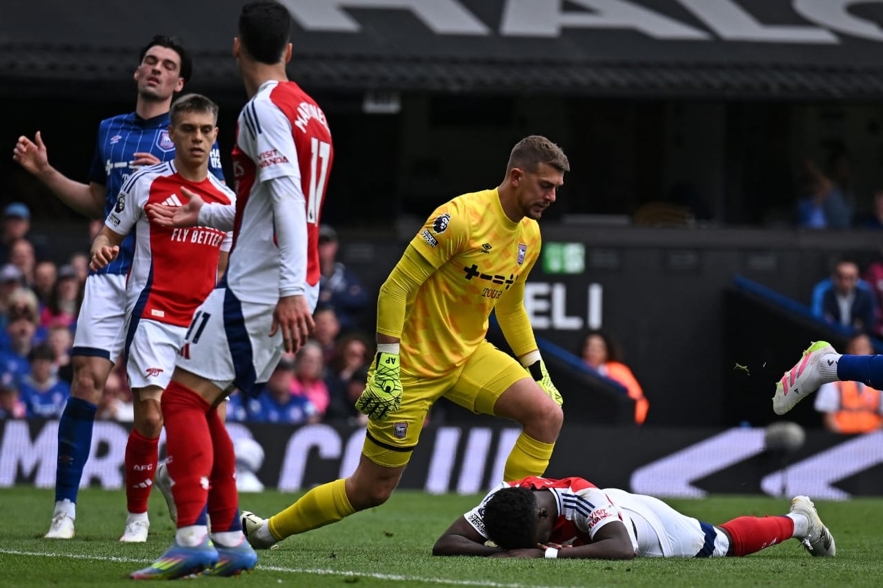 آرسنال يقسو على إبسويتش برباعية ويؤجل تتويج ليفربول