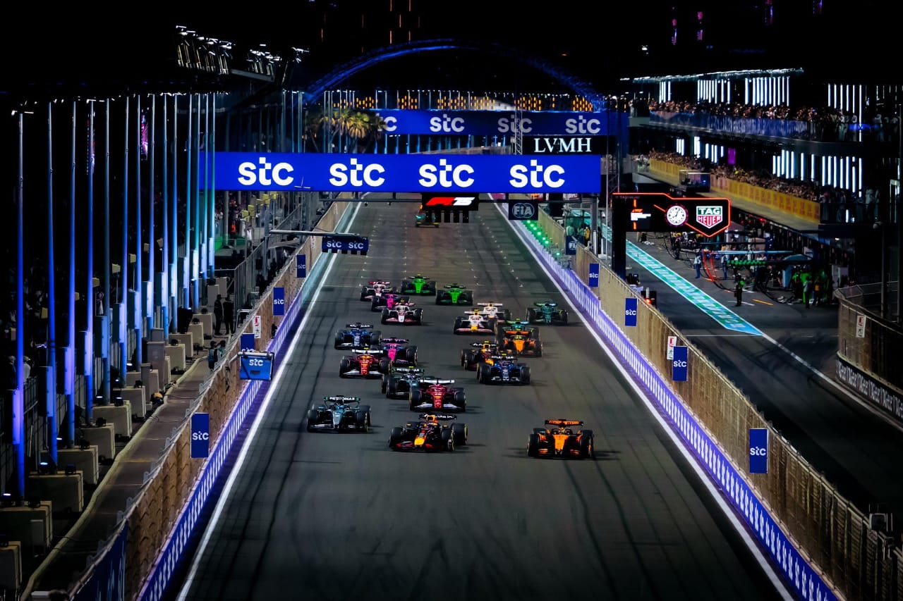 الأسترالي بياستري يتوج بلقب جائزة السعودية الكبرى للفورمولا 1 .. صور