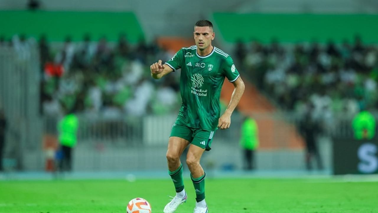 مدافع الأهلي يقدم ألف تذكرة للجماهير قبل مواجهة بوريرام