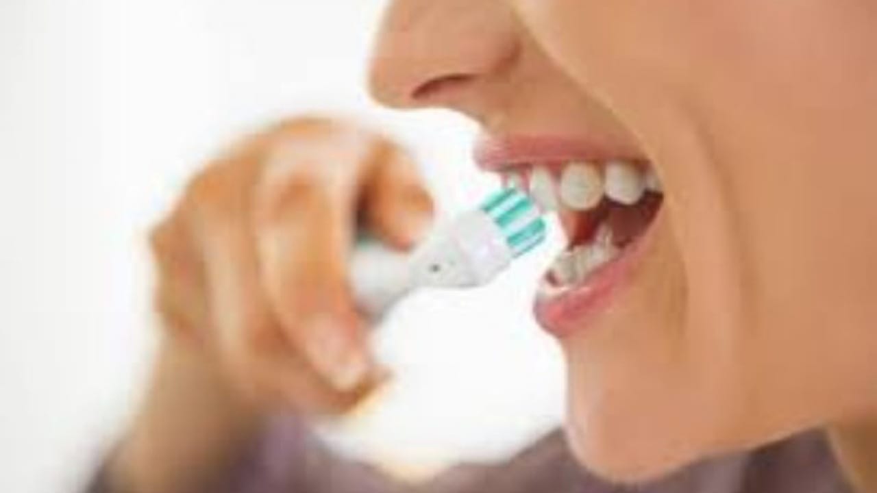إهمال تنظيف الأسنان قد يزيد من الصداع وآلام الجسم لدى النساء