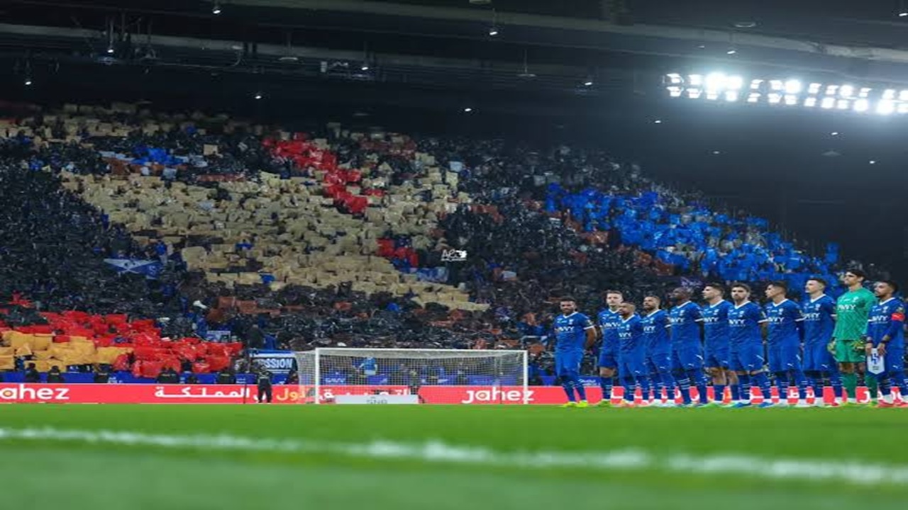 وزير الرياضة ورئيس الاتحاد الآسيوي يشاهدان &#8220;تيفو&#8221; الهلال باهتمام.. فيديو