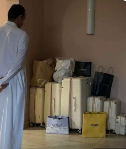 صورة مؤثرة لأب يتأمل حقائب ابنته العروس