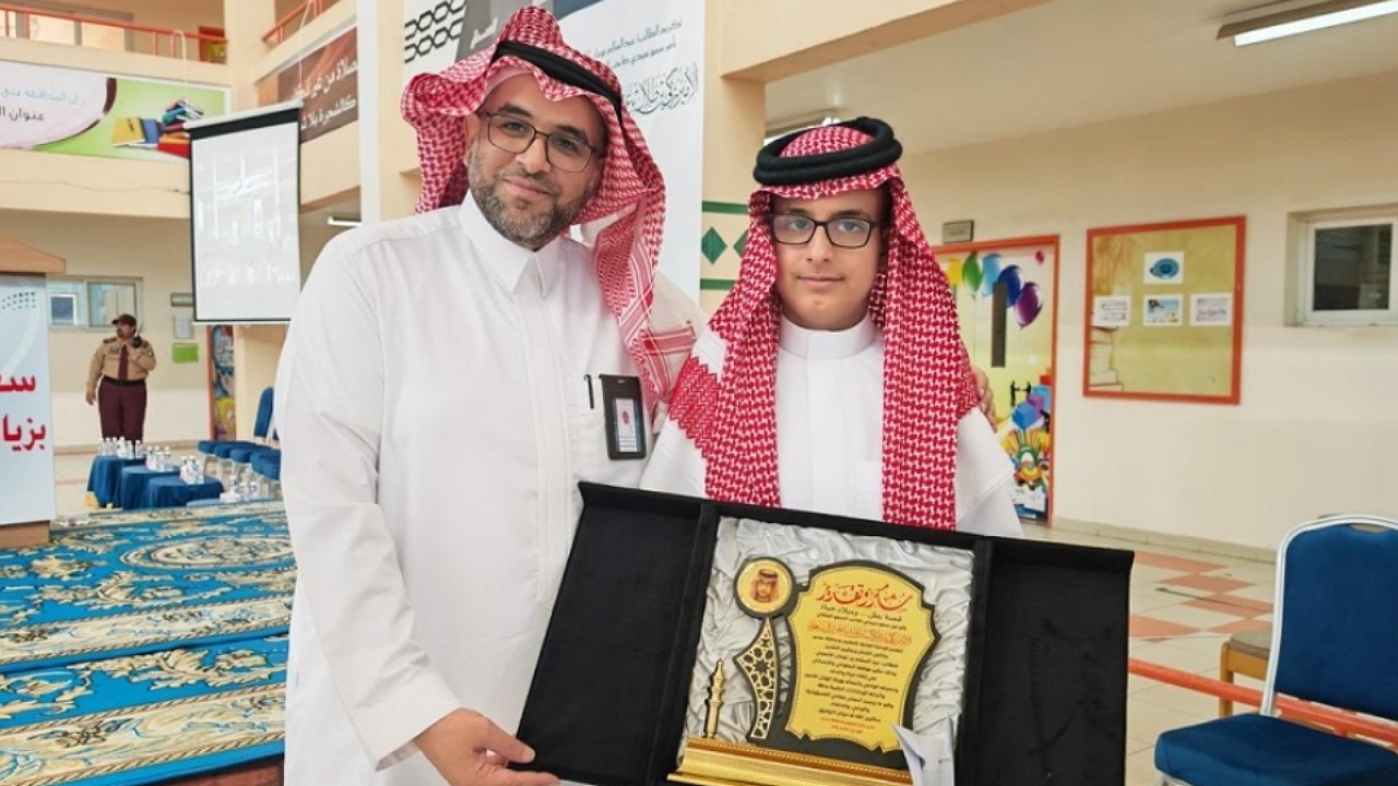 أمير عسير يشيد ببطولة طالب أنقذ والدته