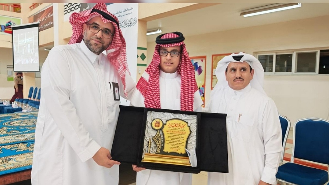 أمير عسير يشيد ببطولة طالب أنقذ والدته