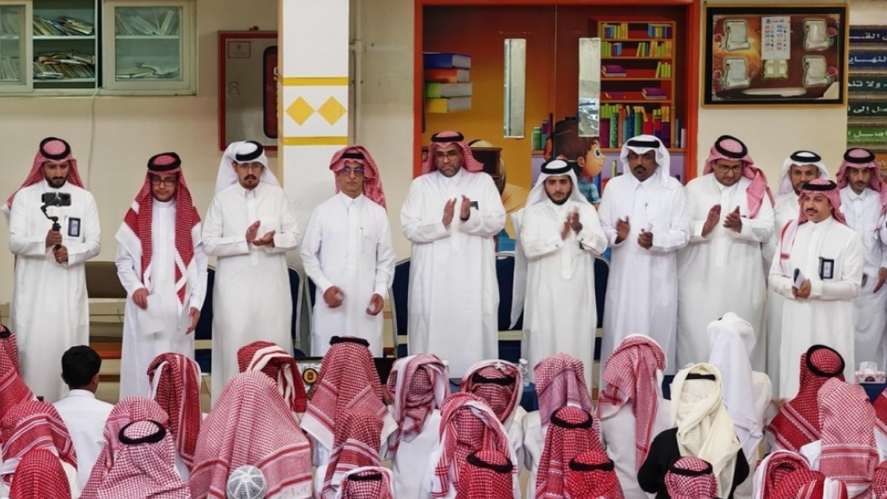 أمير عسير يشيد ببطولة طالب أنقذ والدته