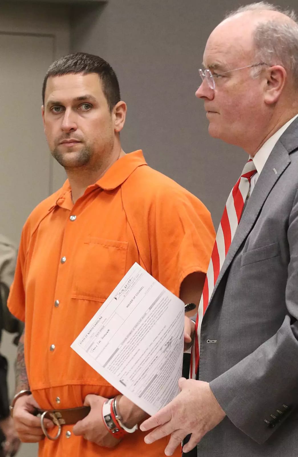 زوج يستخدم قطرات العين لقتل زوجته ببطء