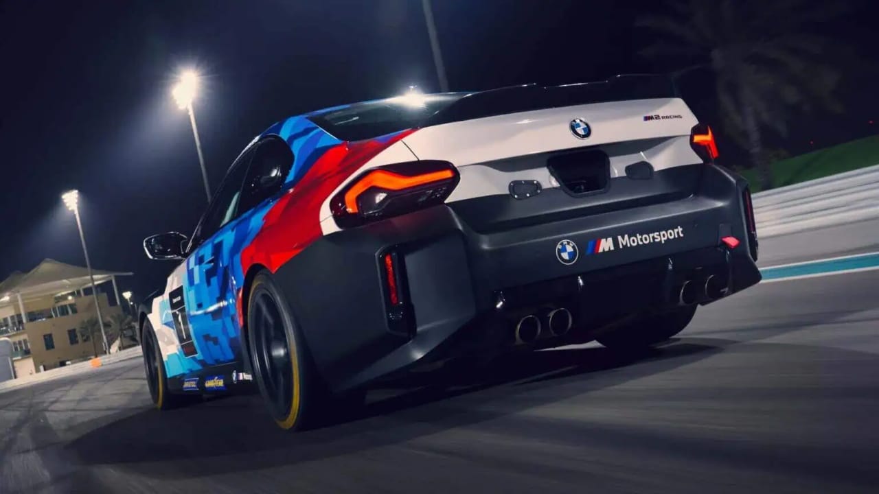 بي إم دبليو تكشف عن نسخة M2 مخصصة للسباقات .. صور