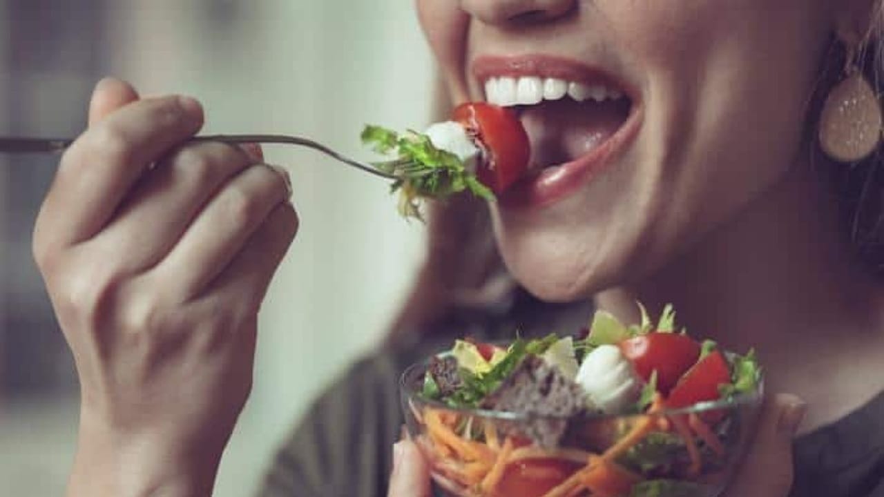 الخضيري يؤكد: مضغ الطعام ببطء يساعد على تقليل الوزن وتحسين الهضم .. فيديو