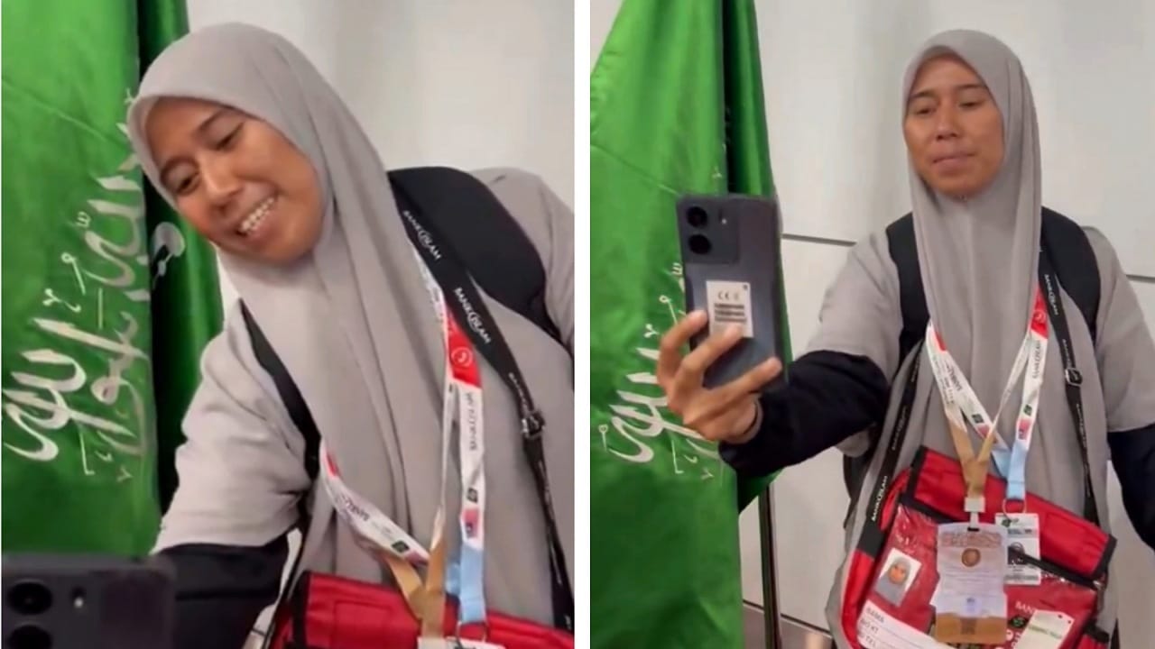ماليزية تلتقط سيلفي مع العلم السعودي عقب إنهاء إجراءات الحج &#8230; فيديو