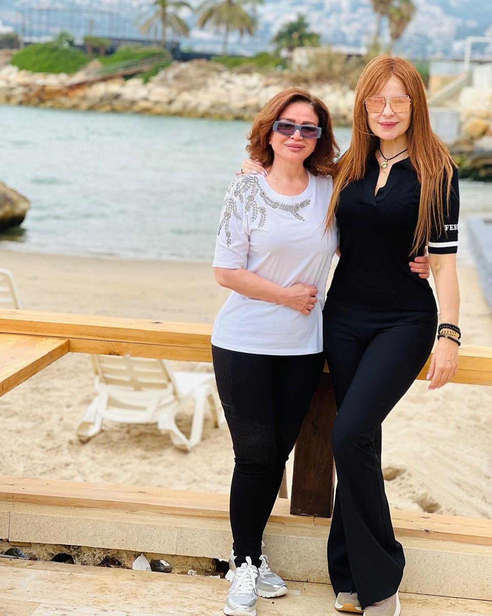 إلهام شاهين وكارول سماحة في نزهة على شاطئ البحر .. صور