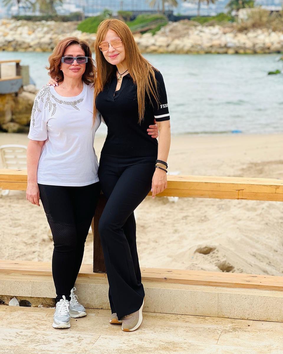 إلهام شاهين وكارول سماحة في نزهة على شاطئ البحر .. صور