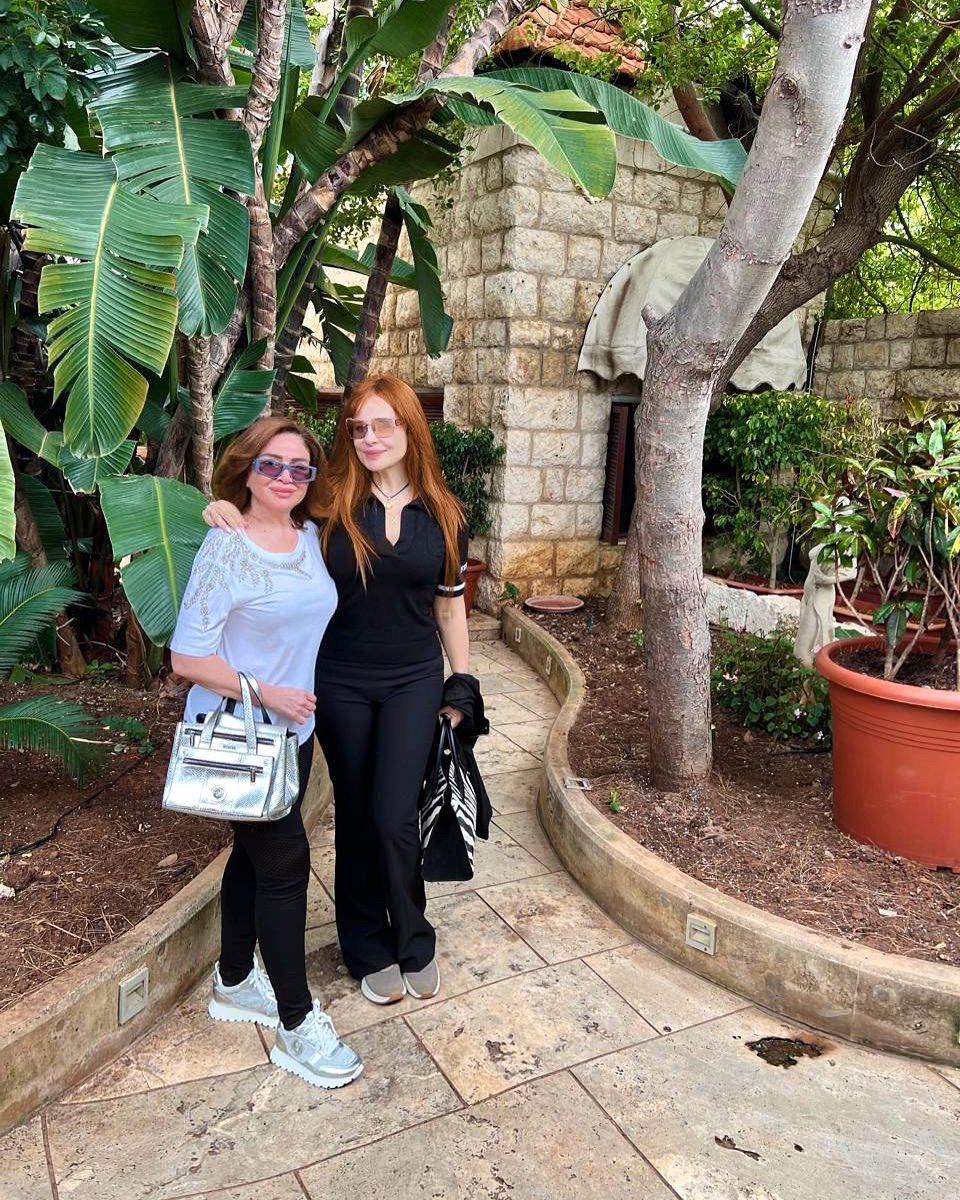 إلهام شاهين وكارول سماحة في نزهة على شاطئ البحر .. صور