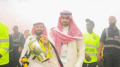 الحائلي وكعكي يفاجئان لاعبي الاتحاد بمكافئة مالية