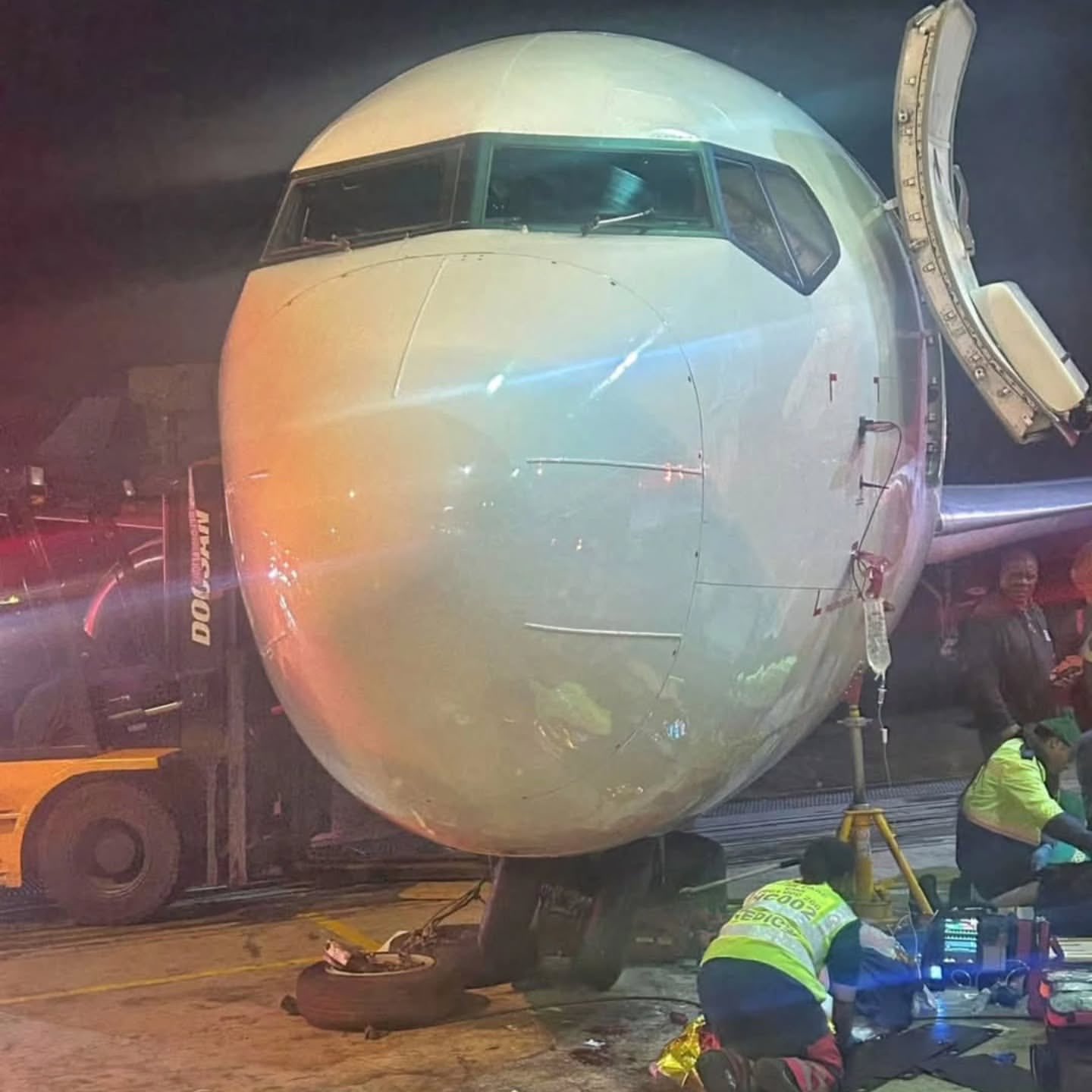 سقوط مفاجئ لطائرة أثناء الصيانة يسحق 3 مهندسين.. صور