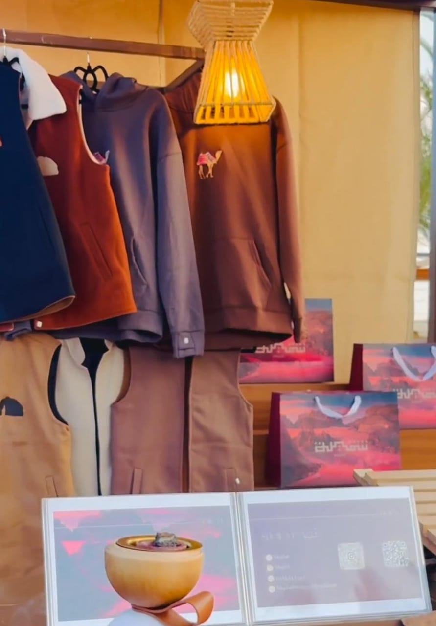 موهبة سعودية تبدع بتطريز معالم العلا وإعادة تدوير التمر في منتجات مبتكرة .. فيديو