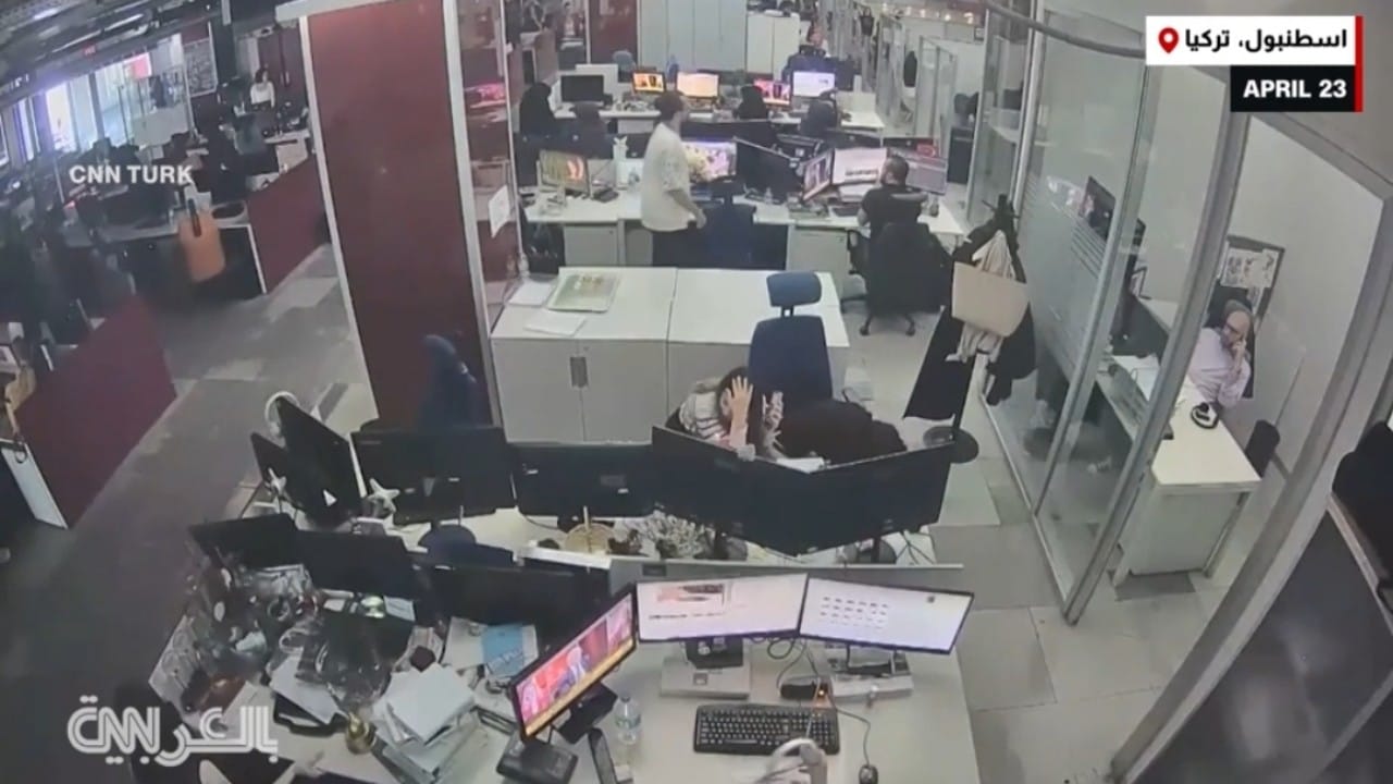 ما حدث داخل مبنى CNN تركيا أثناء وقوع الزلزال.. فيديو