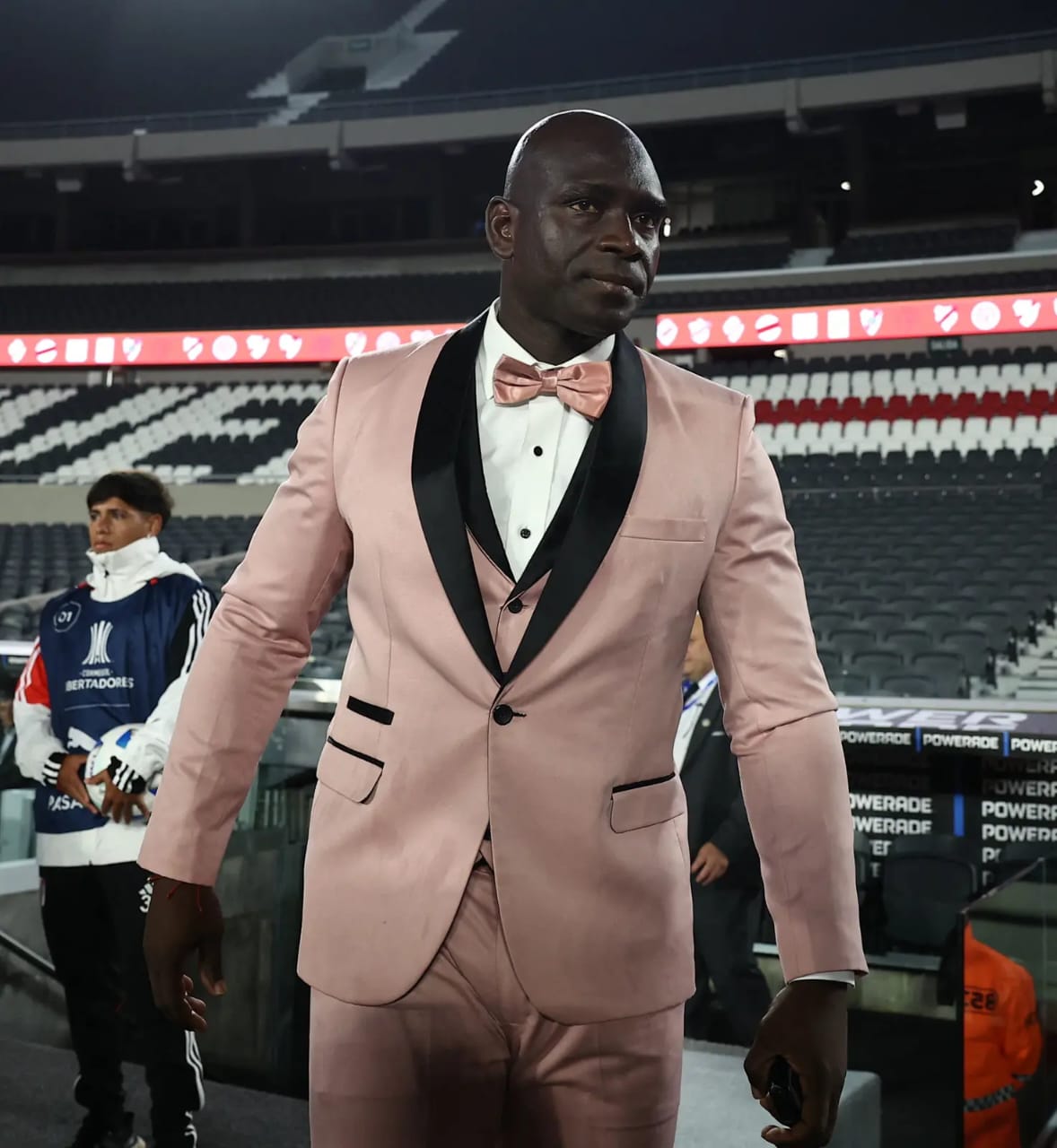 كاستيلو يخطف الأنظار ببدلة وردية على خط التماس أمام ريفر بليت