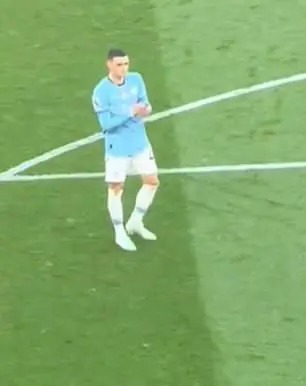 فودين يرد بسخرية على جماهير مانشستر يونايتد بعد إهانتهم لوالدته .. صور