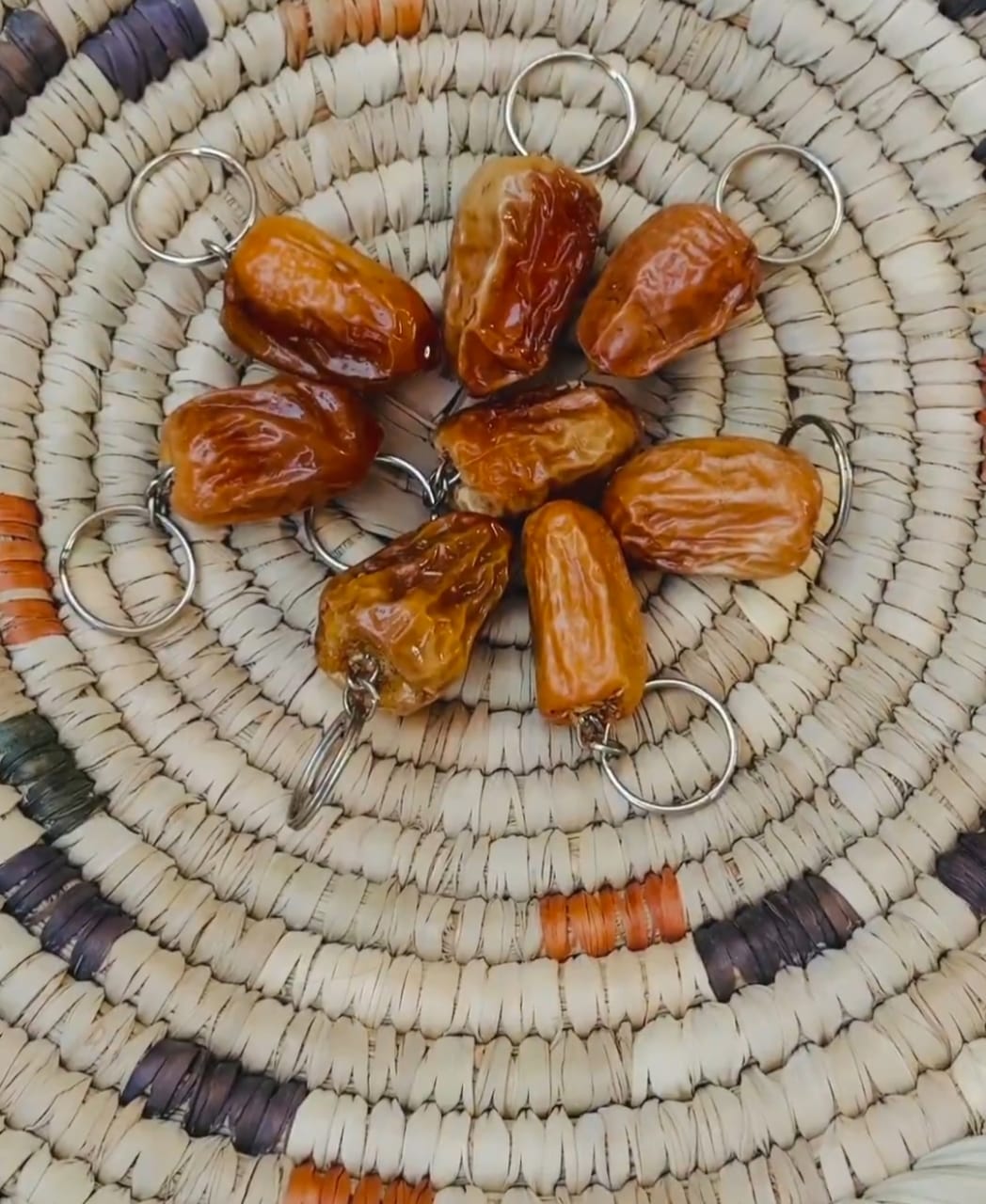 موهبة سعودية تبدع بتطريز معالم العلا وإعادة تدوير التمر في منتجات مبتكرة .. فيديو