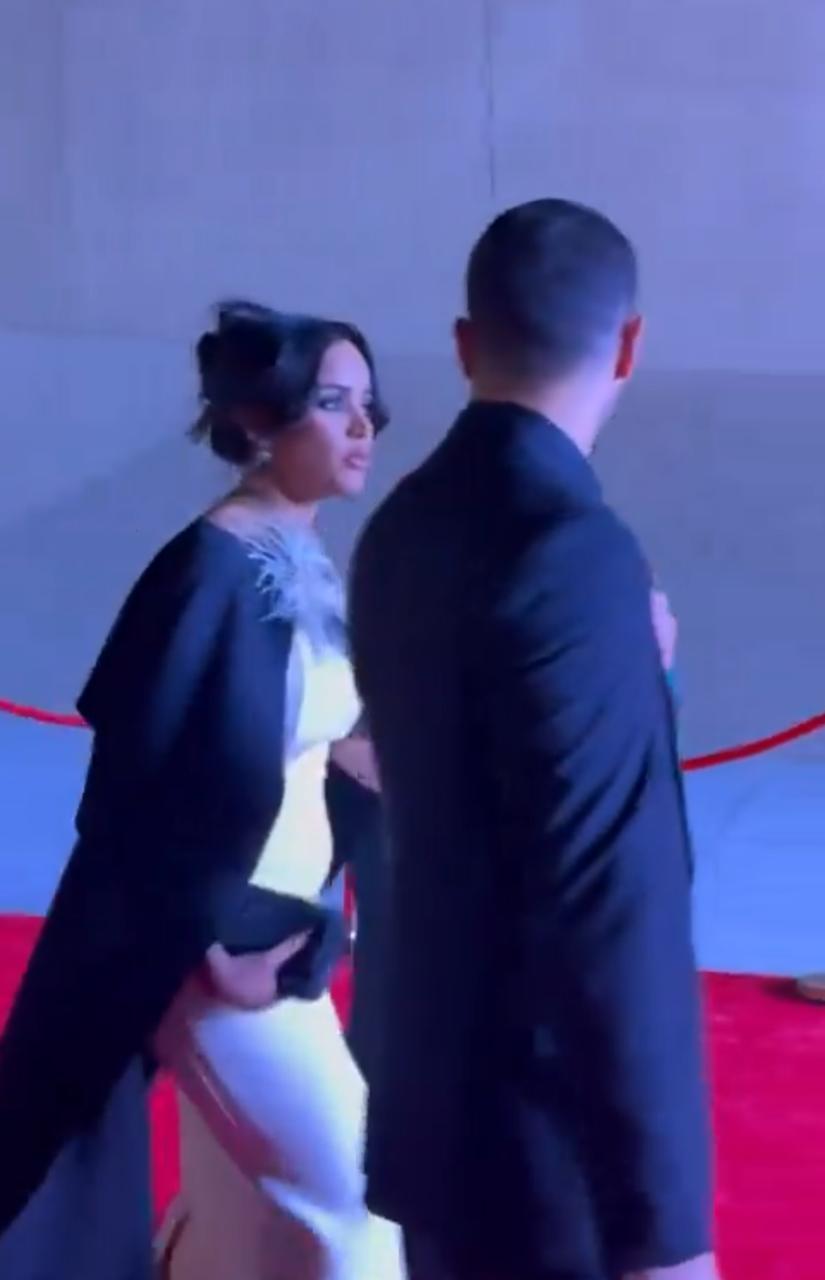 نجوم مسلسل شارع الأعشى يتألقون على السجادة الحمراء في افتتاح مهرجان أفلام السعودية.. فيديو