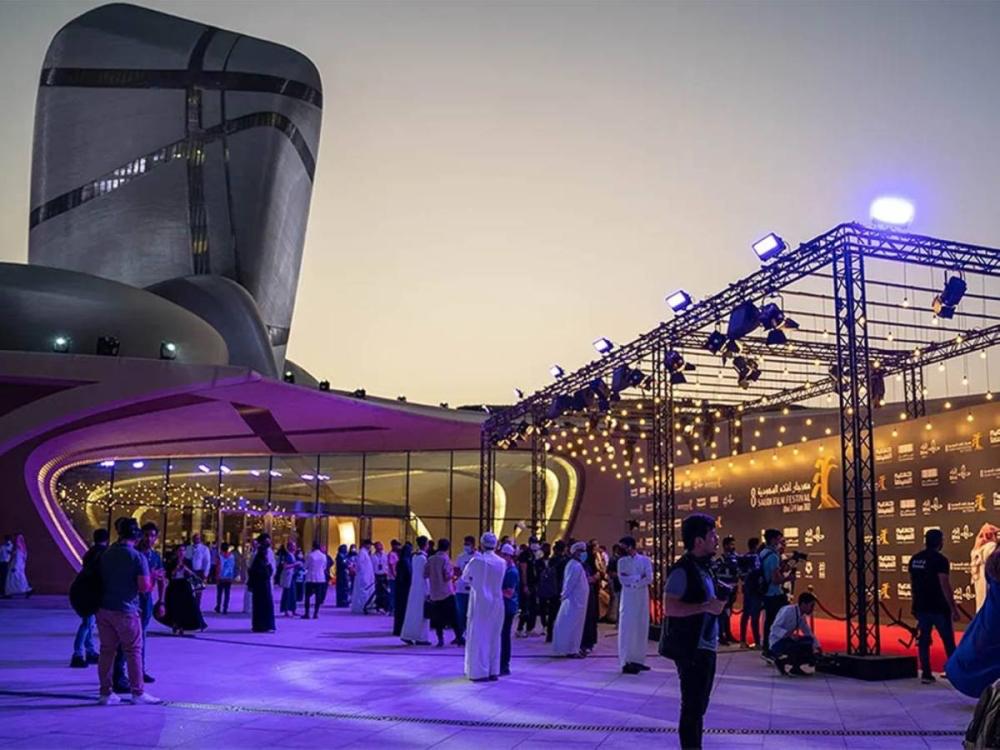 لحظة تكريم إبراهيم الحساوي في مهرجان أفلام السعودية .. فيديو 