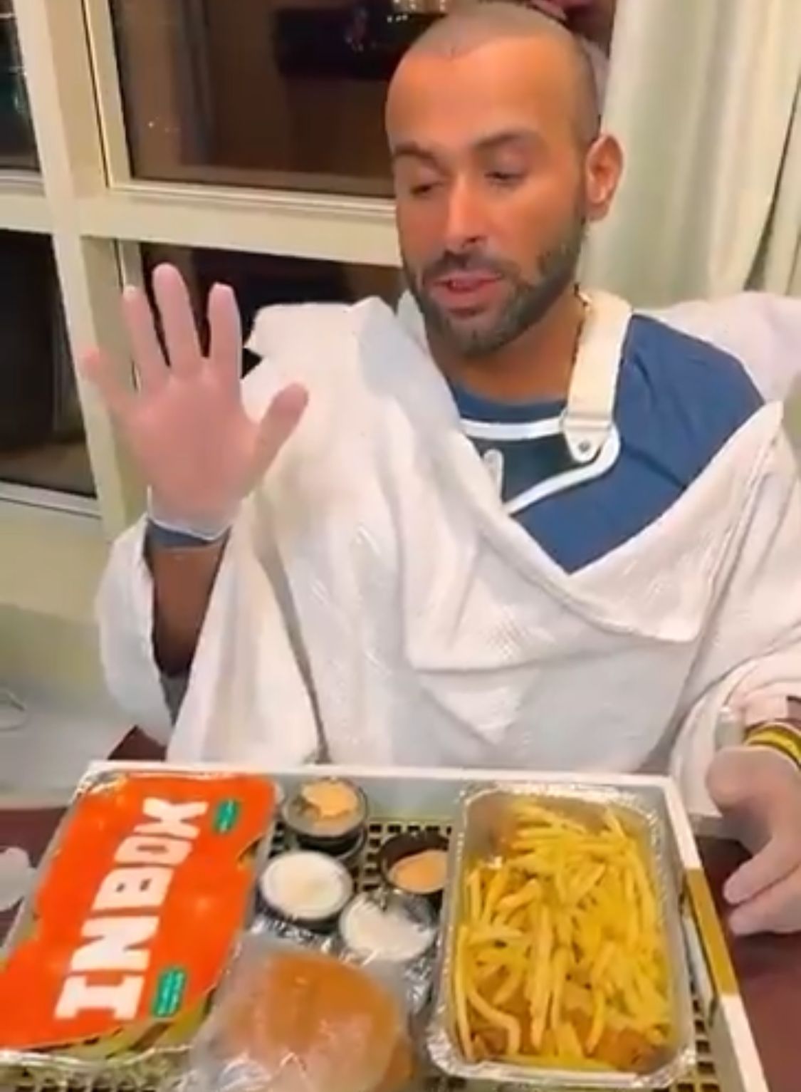 يزيد الراجحي يوثق تناوله وجبة بروست خلال عشاءه داخل المستشفى.. فيديو