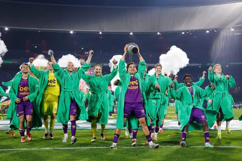 بشكير أخضر في احتفال فريق هولندي بلقب الكأس