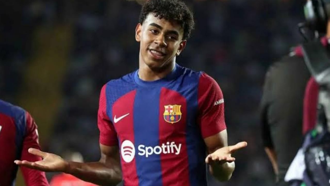 فيديو مسرب لوالد يامال بقميص الريال يُشعل غضب جماهير برشلونة.. فيديو