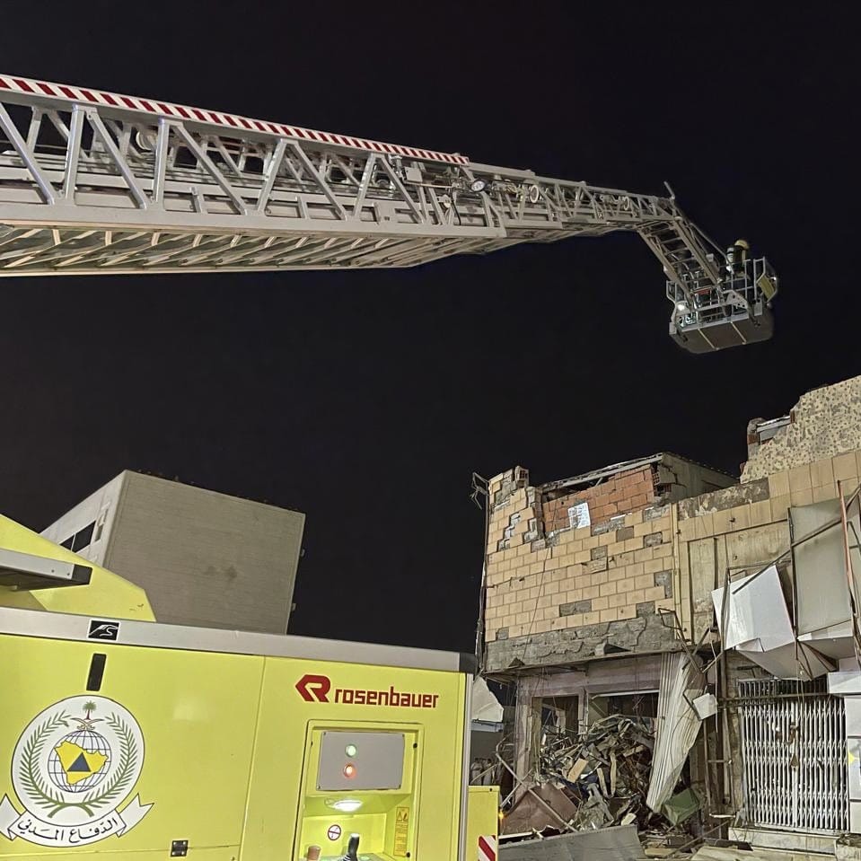 وميض لحظي في مبنى تجاري بالقصيم.. صور