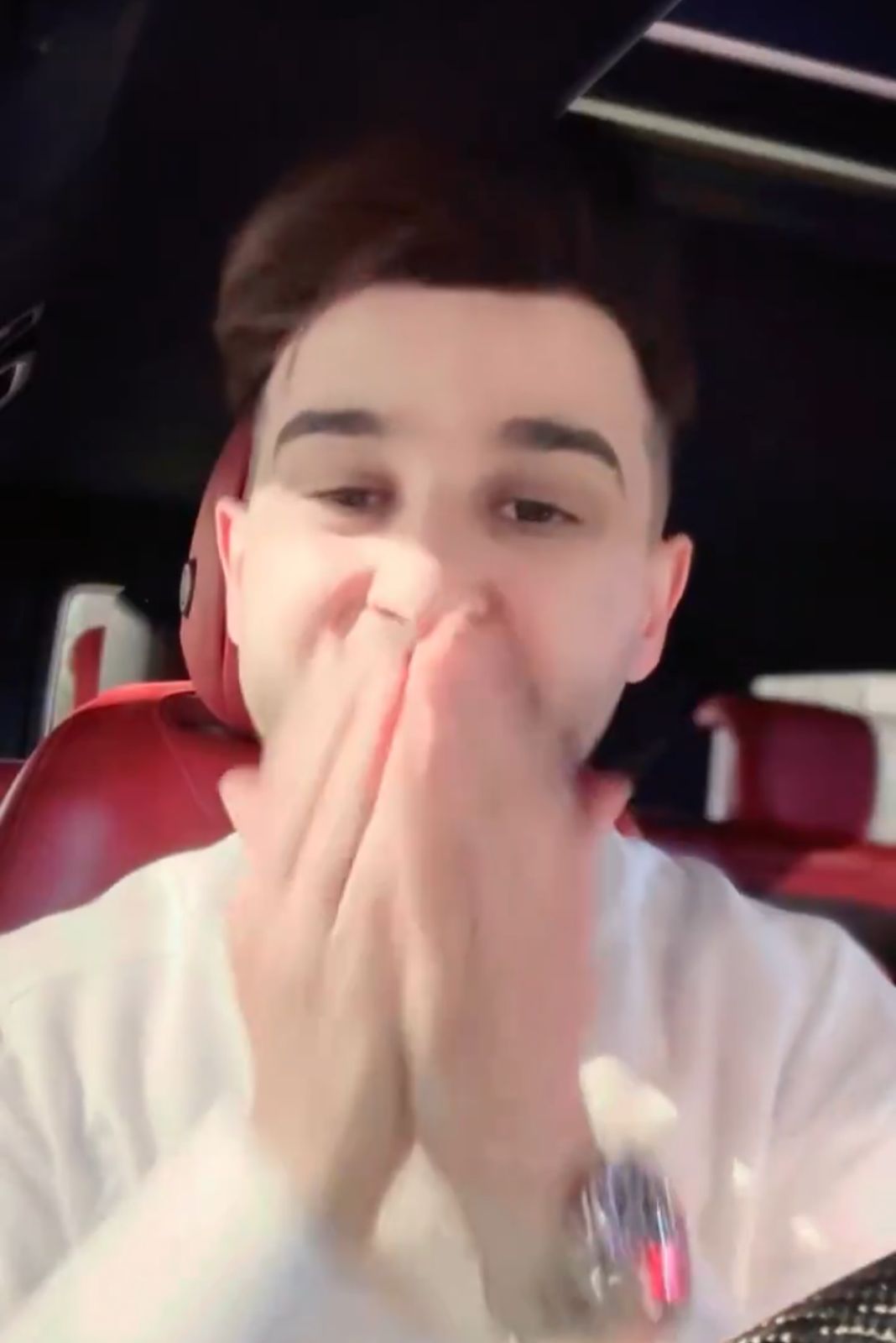 الشهري يوضح الأماكن المناسبة لوضع دهن العود.. فيديو