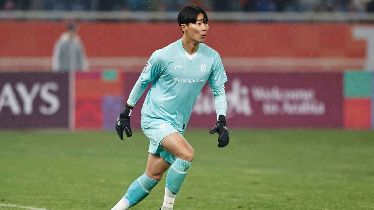 حارس جوانغجو: لا أعرف نجوم الهلال وسنقصيهم من البطولة