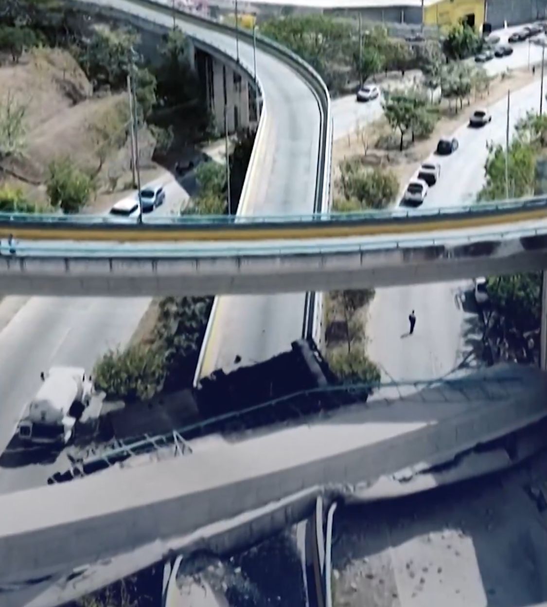 انهيار جسر على طريق سريع أثناء مرور مركبة ثقيلة فوقه .. فيديو