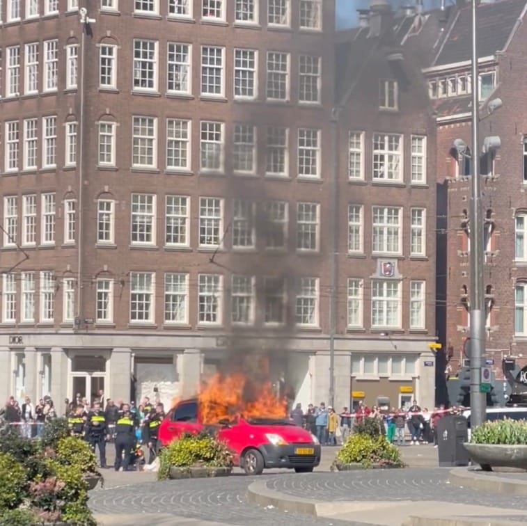 انفجار سيارة في هولندا أثناء محاولة انتحار سائقها .. فيديو