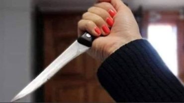 فتاة تقتل والدتها بطريقة مروعة وتنام بجوار جثتها