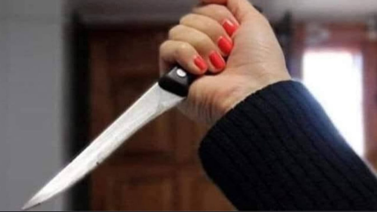 فتاة تقتل والدتها بطريقة مروعة وتنام بجوار جثتها