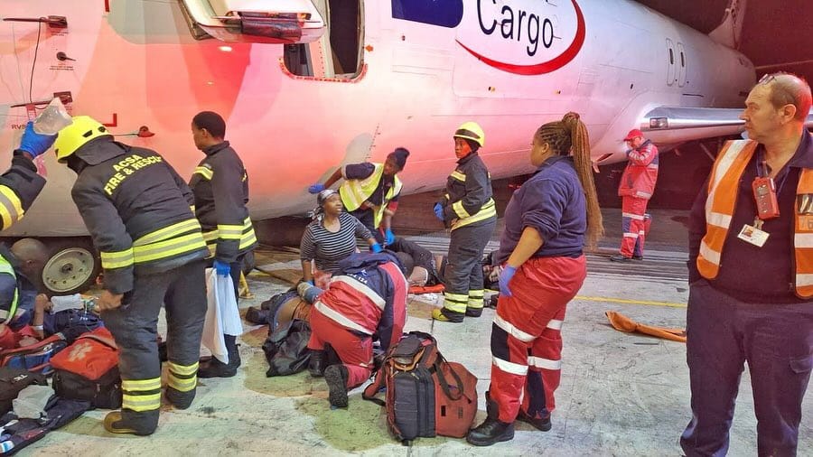 سقوط مفاجئ لطائرة أثناء الصيانة يسحق 3 مهندسين.. صور