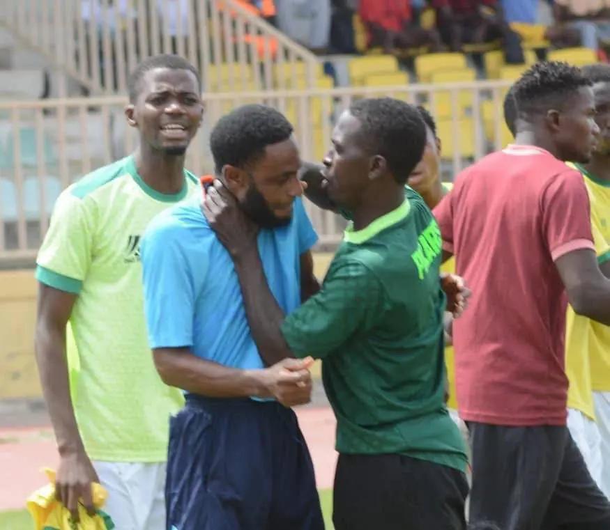 مدرب يعتدي على حكم المباراة بالدوري النيجيري .. صور