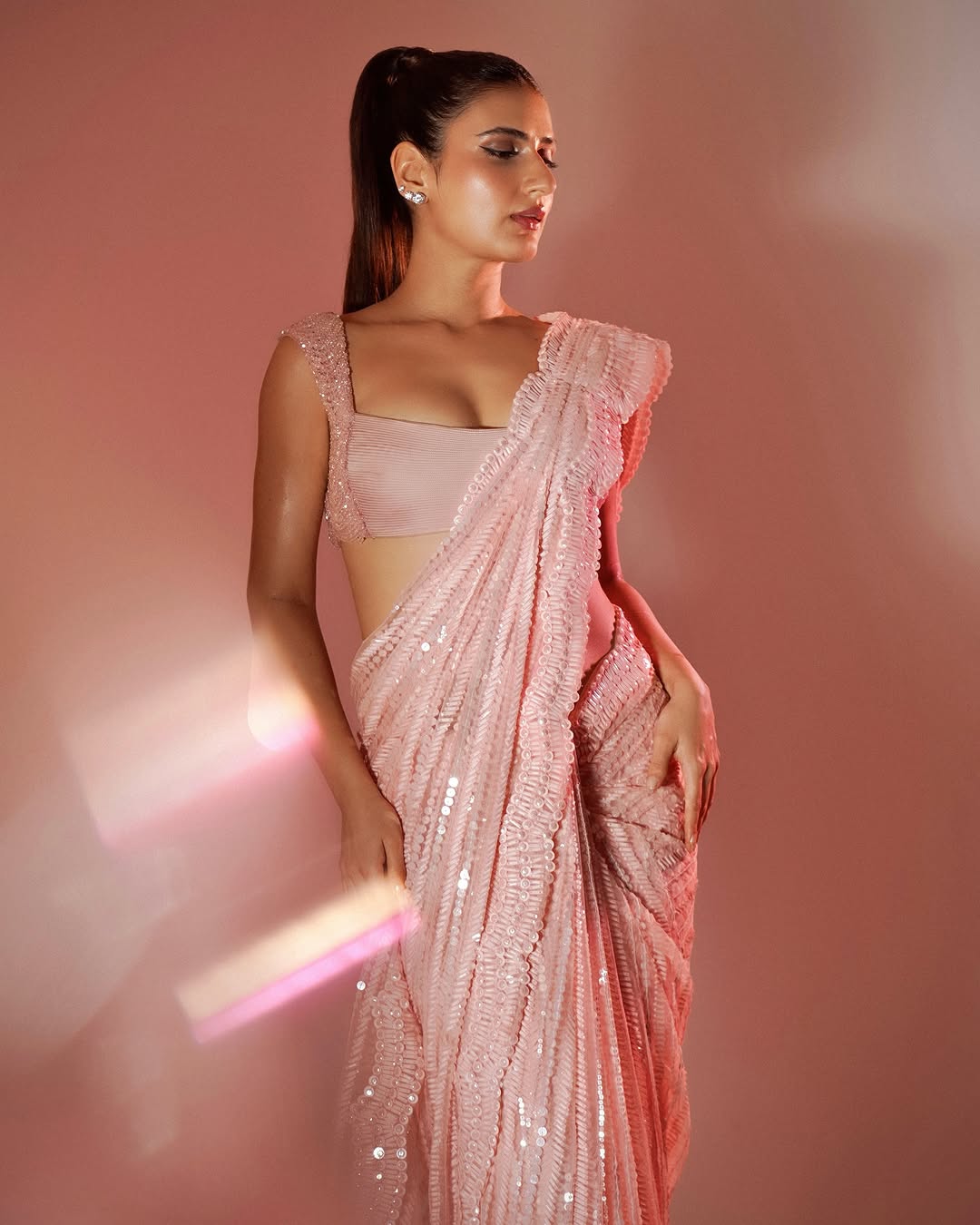 فاطمة سانا شيخ: أناقة هندية تتألق بين التراث والعصرية .. صور