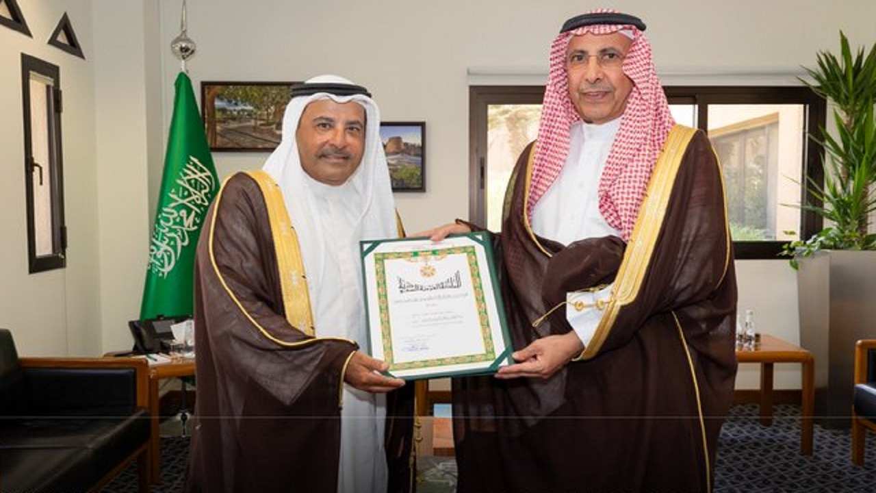 منح الفوزان والشايع وسام الملك عبدالعزيز من الدرجة الرابعة