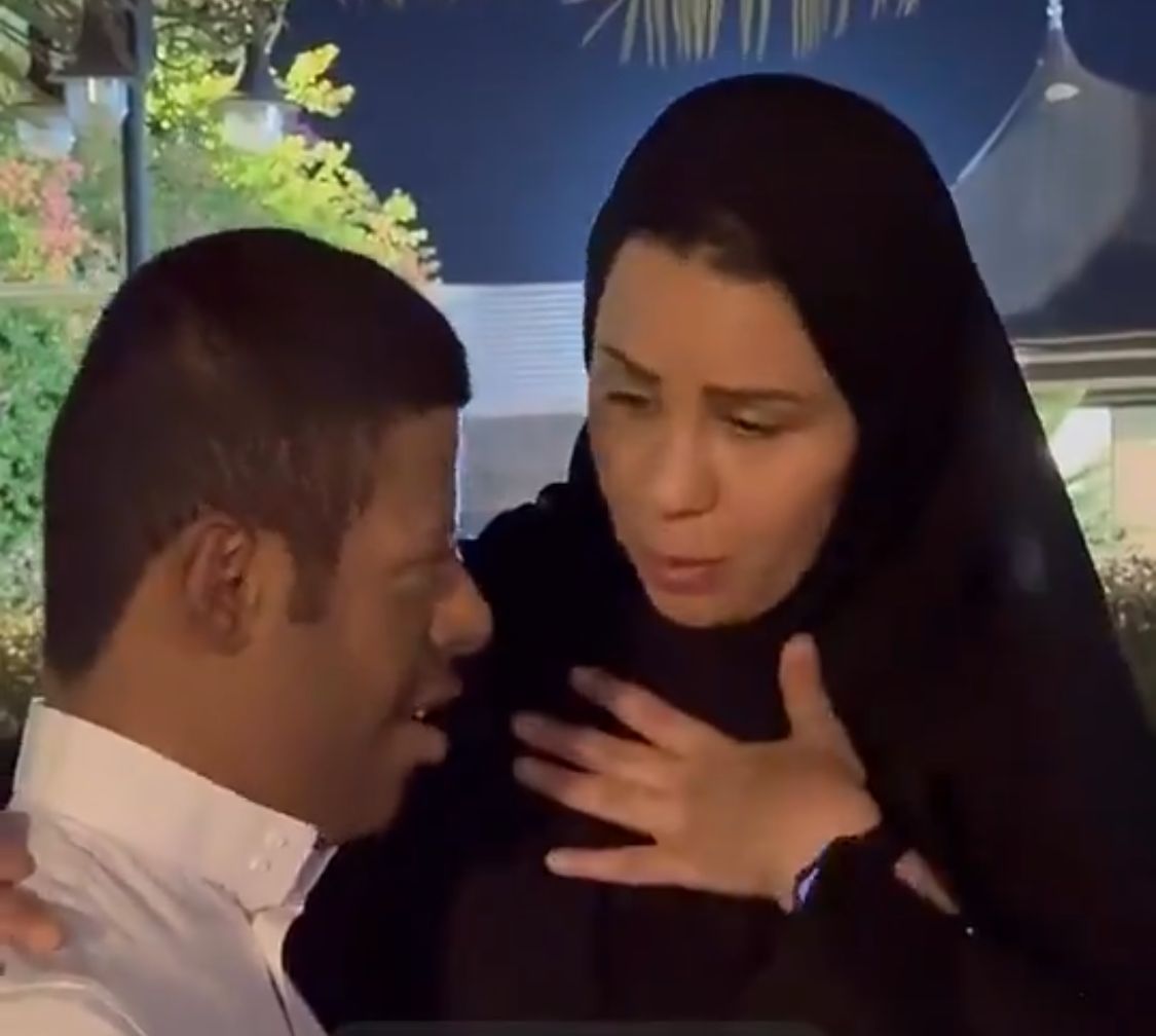 الأميرة أضواء بنت فهد تحتضن آمال شاب من ذوي الاحتياجات الخاصة: قول لأمك أبشري .. فيديو